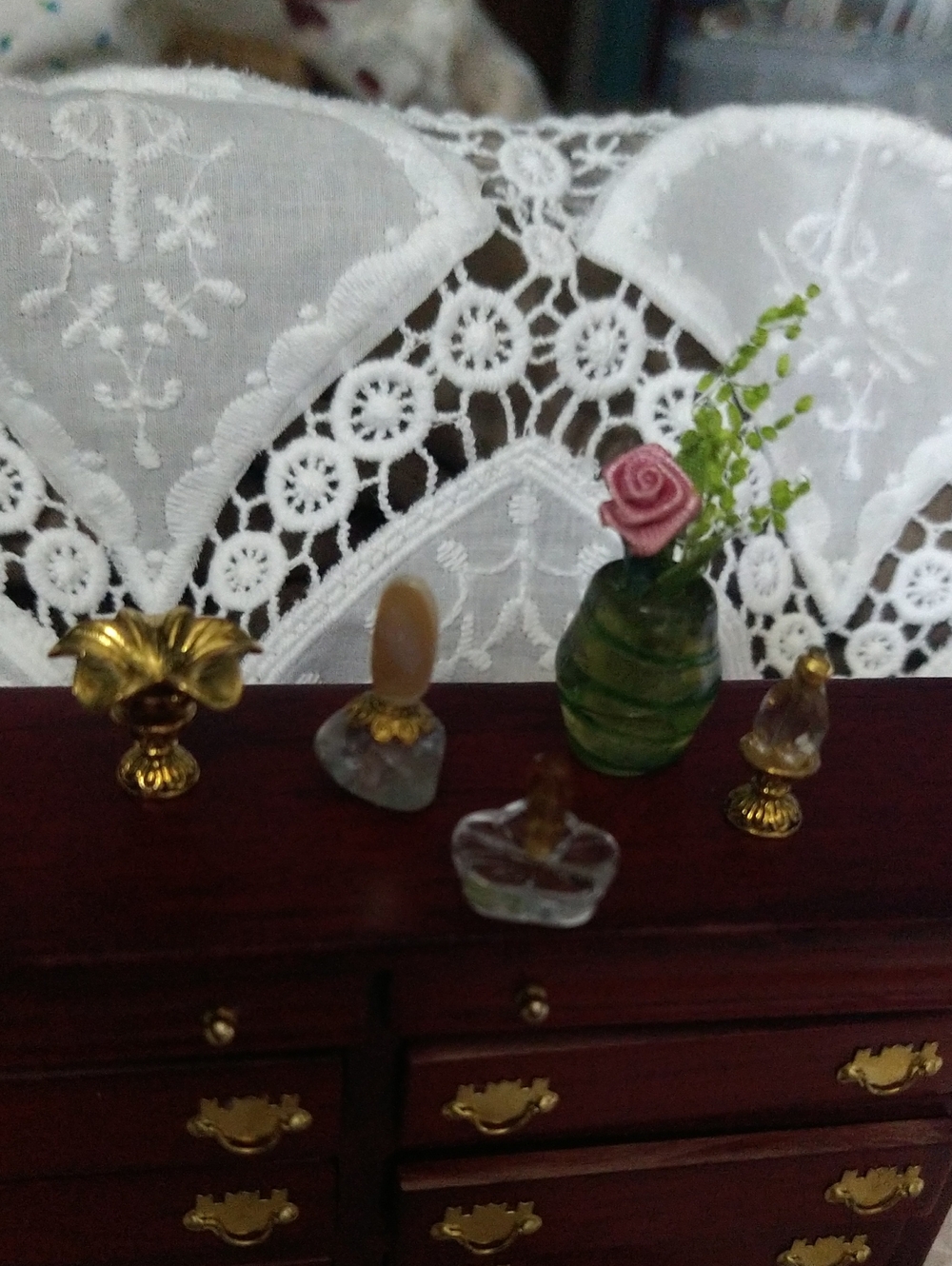 Dollhouse Miniature Perfume Atomisers And Lamp